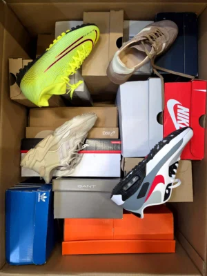 The photo shows a package with footwear in the category CS.