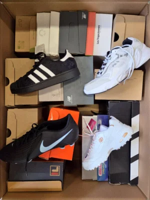 The photo shows a package with footwear in the category CS.