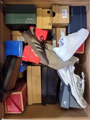 The photo shows a package with footwear in the category CS.