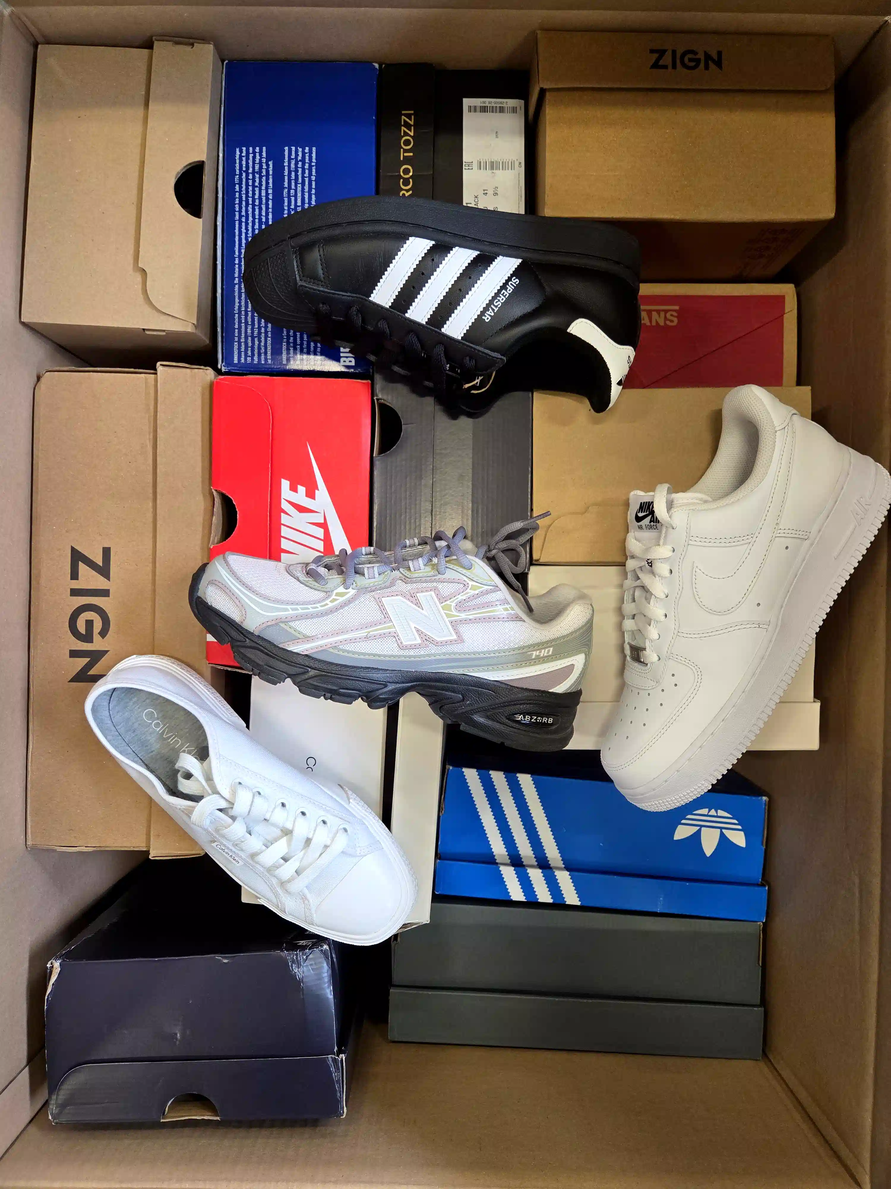 CS6892 3 The photo shows a package with footwear in the category CS.