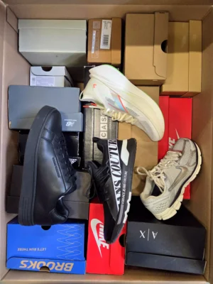 The photo shows a package with footwear in the category CS.