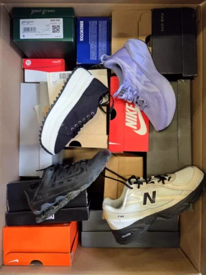The photo shows a package with footwear in the category CS.