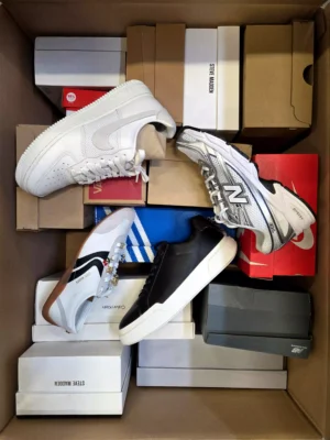 The photo shows a package with footwear in the category CS.