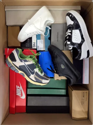 The photo shows a package with footwear in the category CS.