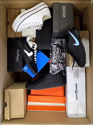 The photo shows a package with footwear in the category CS.