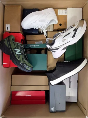 The photo shows a package with footwear in the category CS.