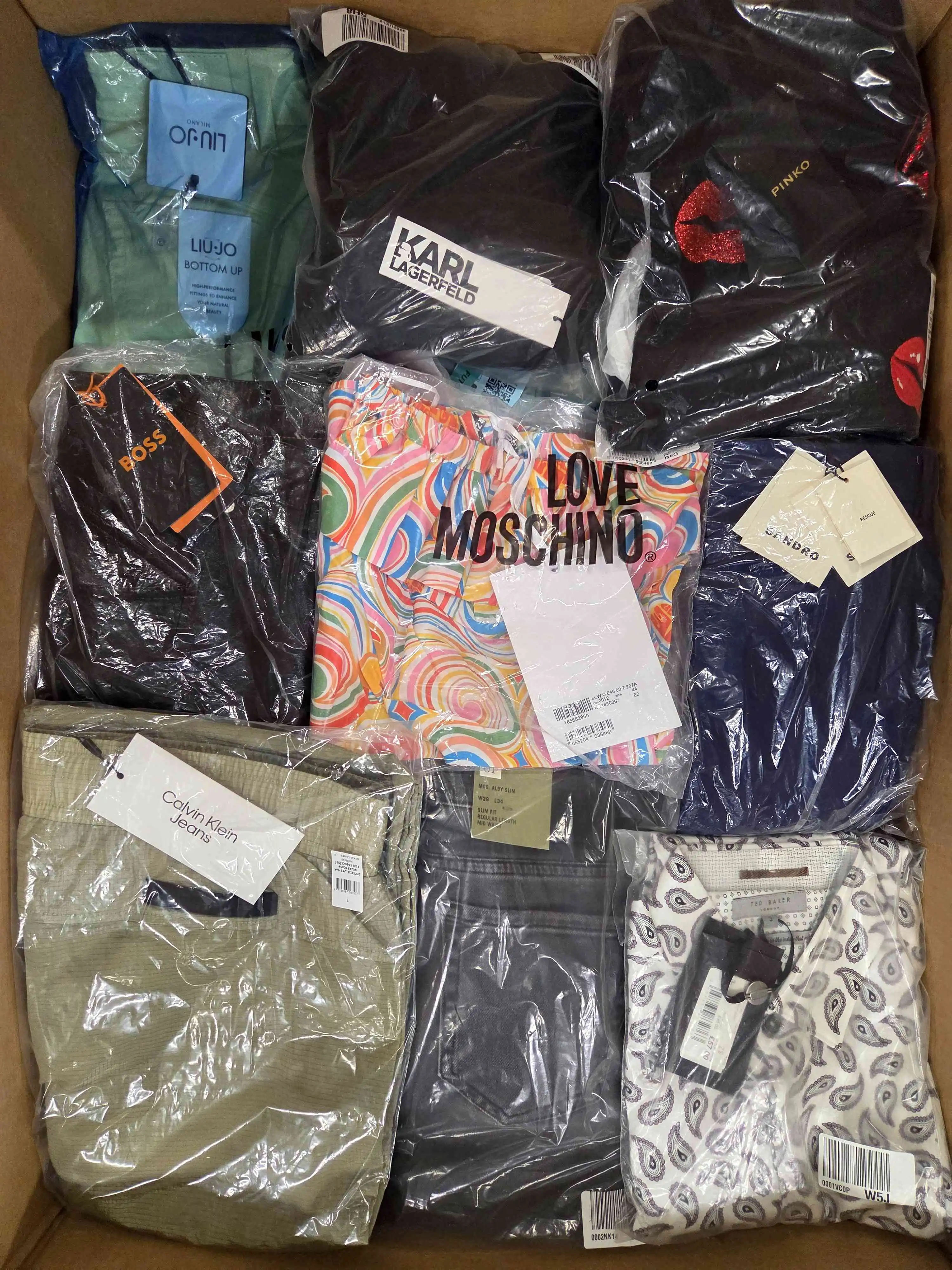 AP916 3 The photo shows a package with clothing in the category AP.