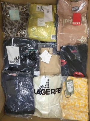 The photo shows a package with clothing in the category AP.