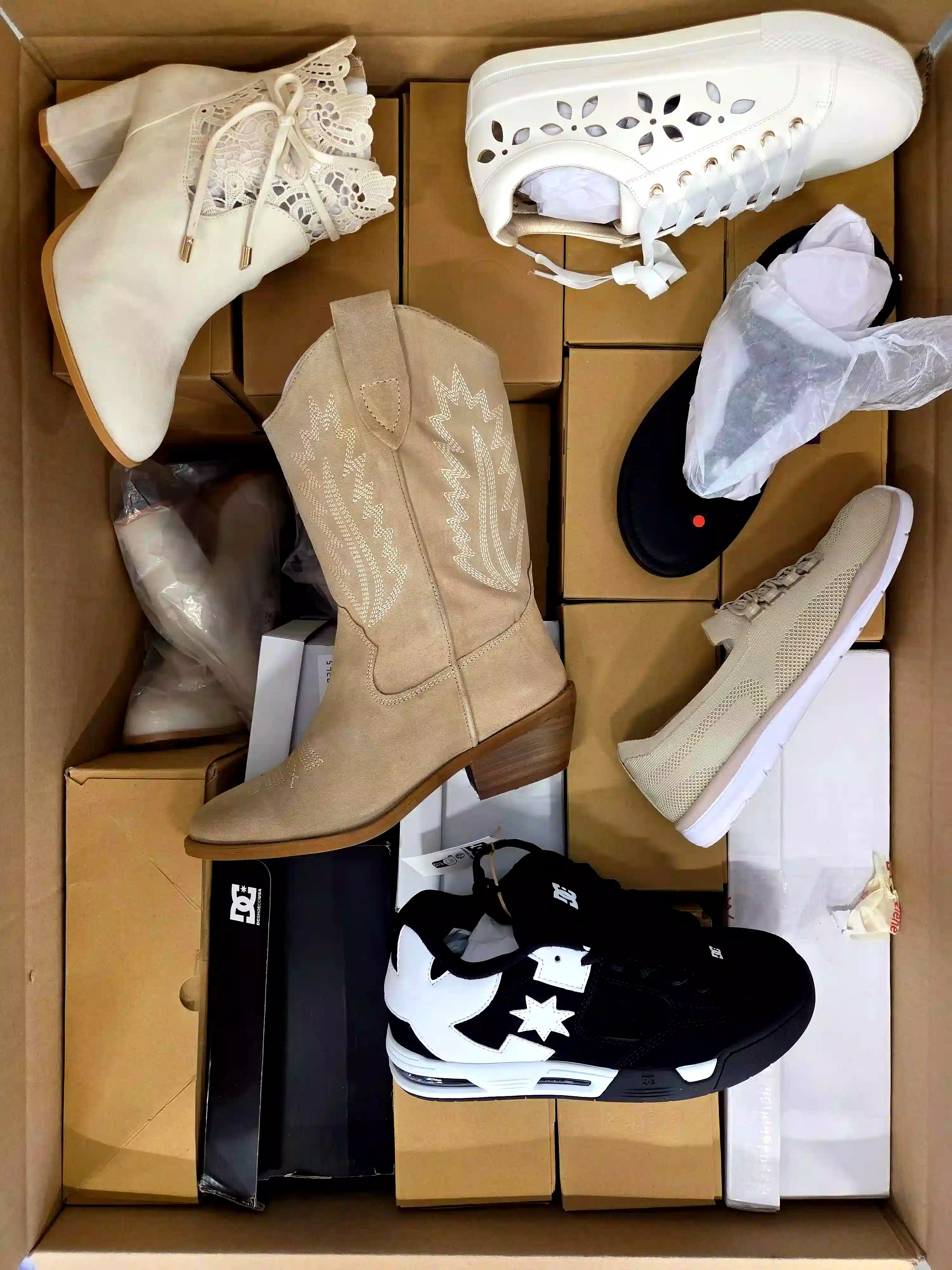 BYS101 3 The photo shows a package with clothing in the category B.