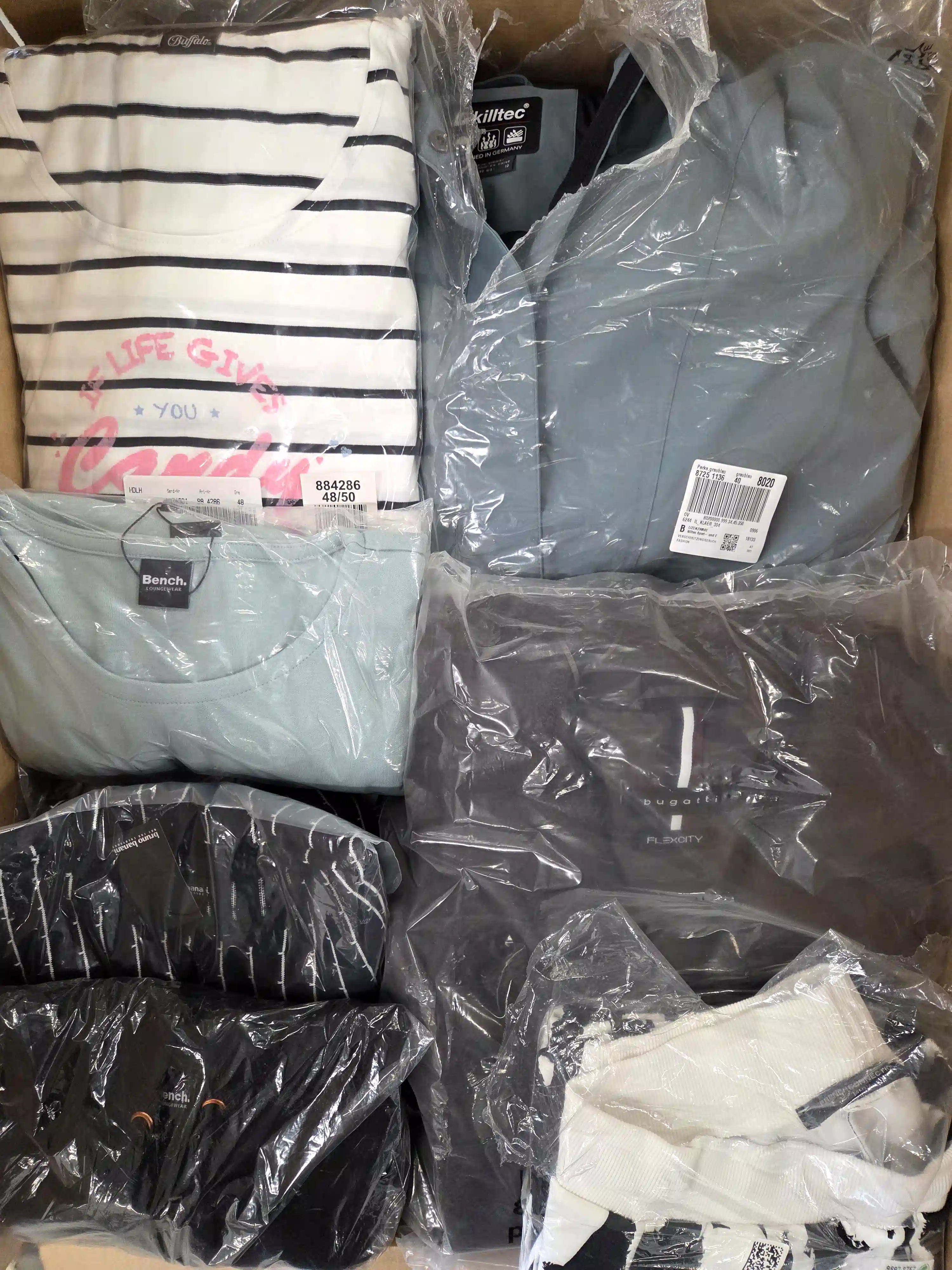 BY102 3 The photo shows a package with clothing in the category B.