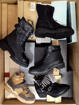 The photo shows a package with footwear in the category AS.