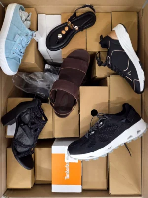The photo shows a package with clothing in the category B.
