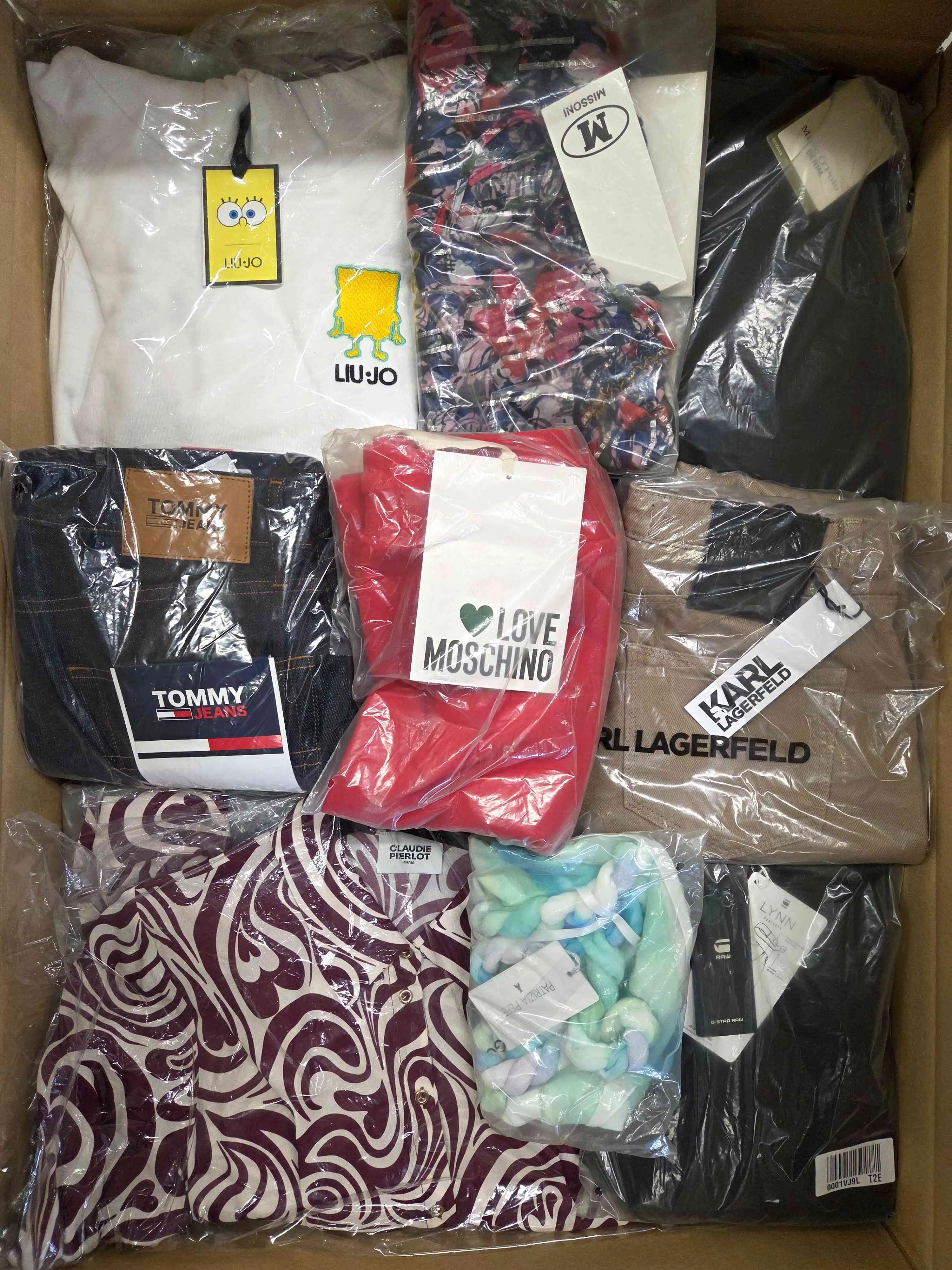 A1043 3 The photo shows a package with clothing in the category A.