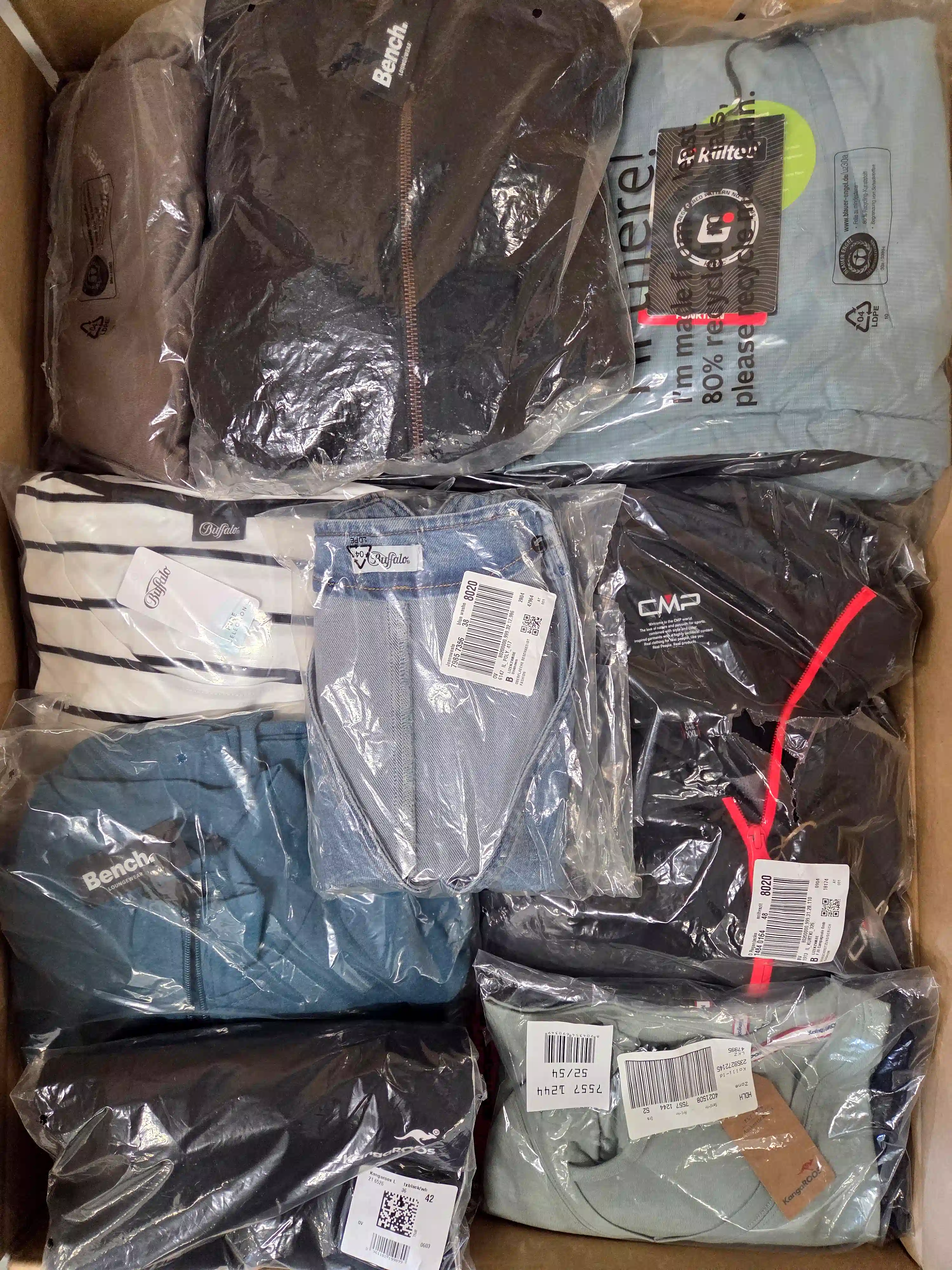 BY105 3 The photo shows a package with clothing in the category B.