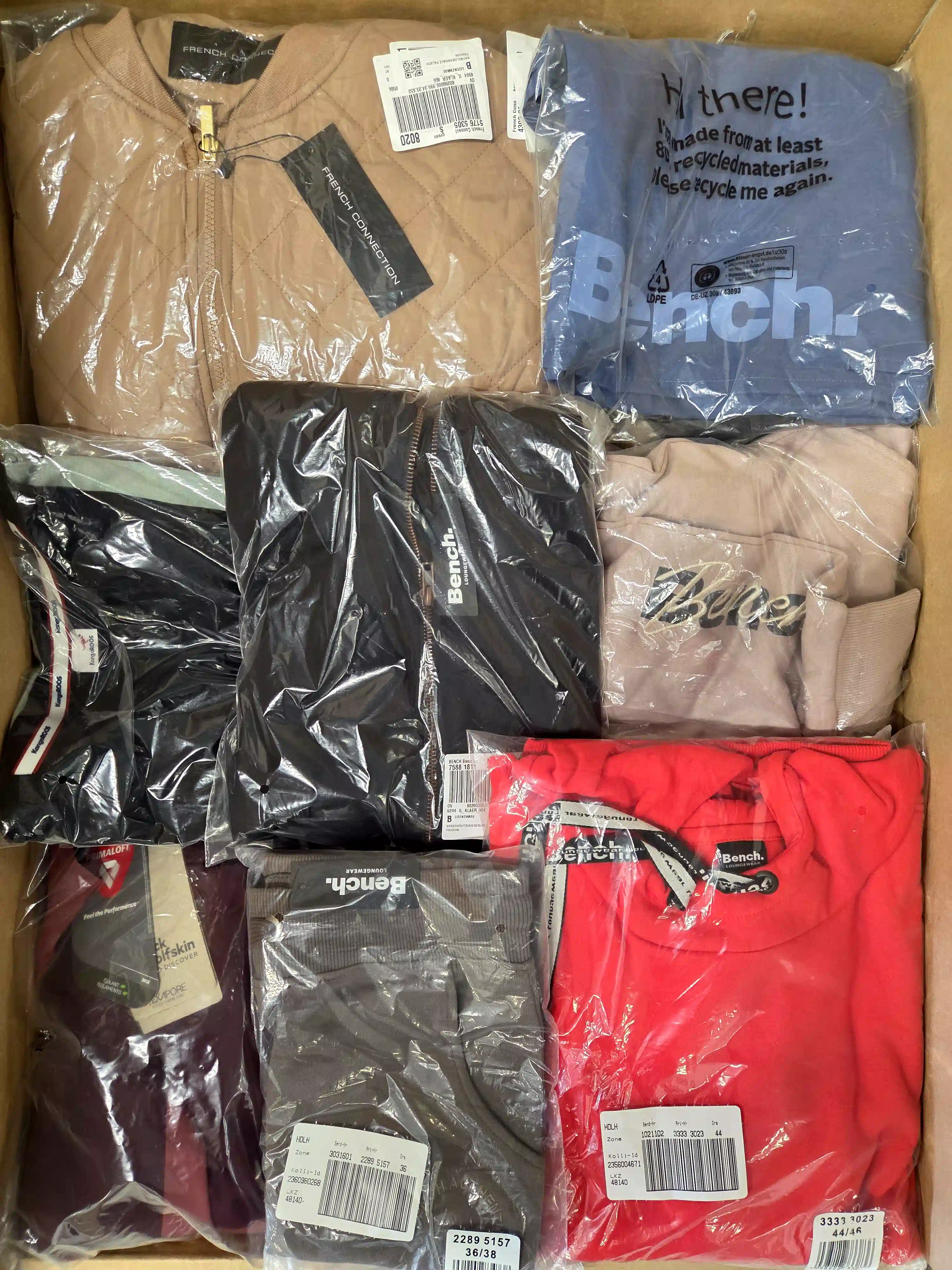 BY106 3 The photo shows a package with clothing in the category B.