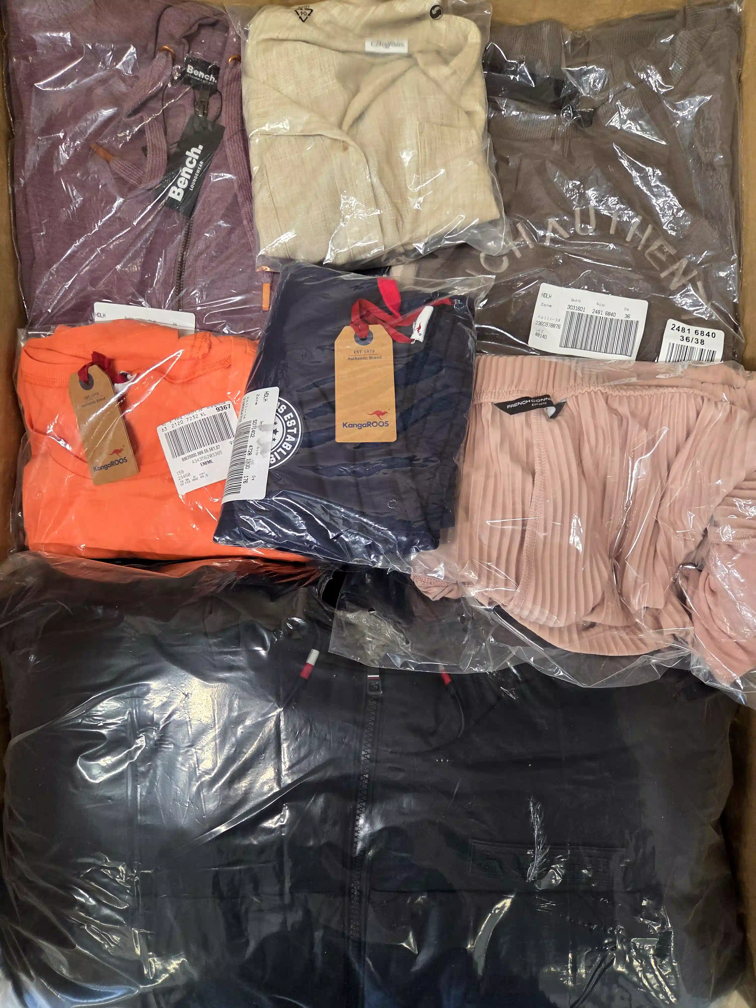 BY107 3 The photo shows a package with clothing in the category B.