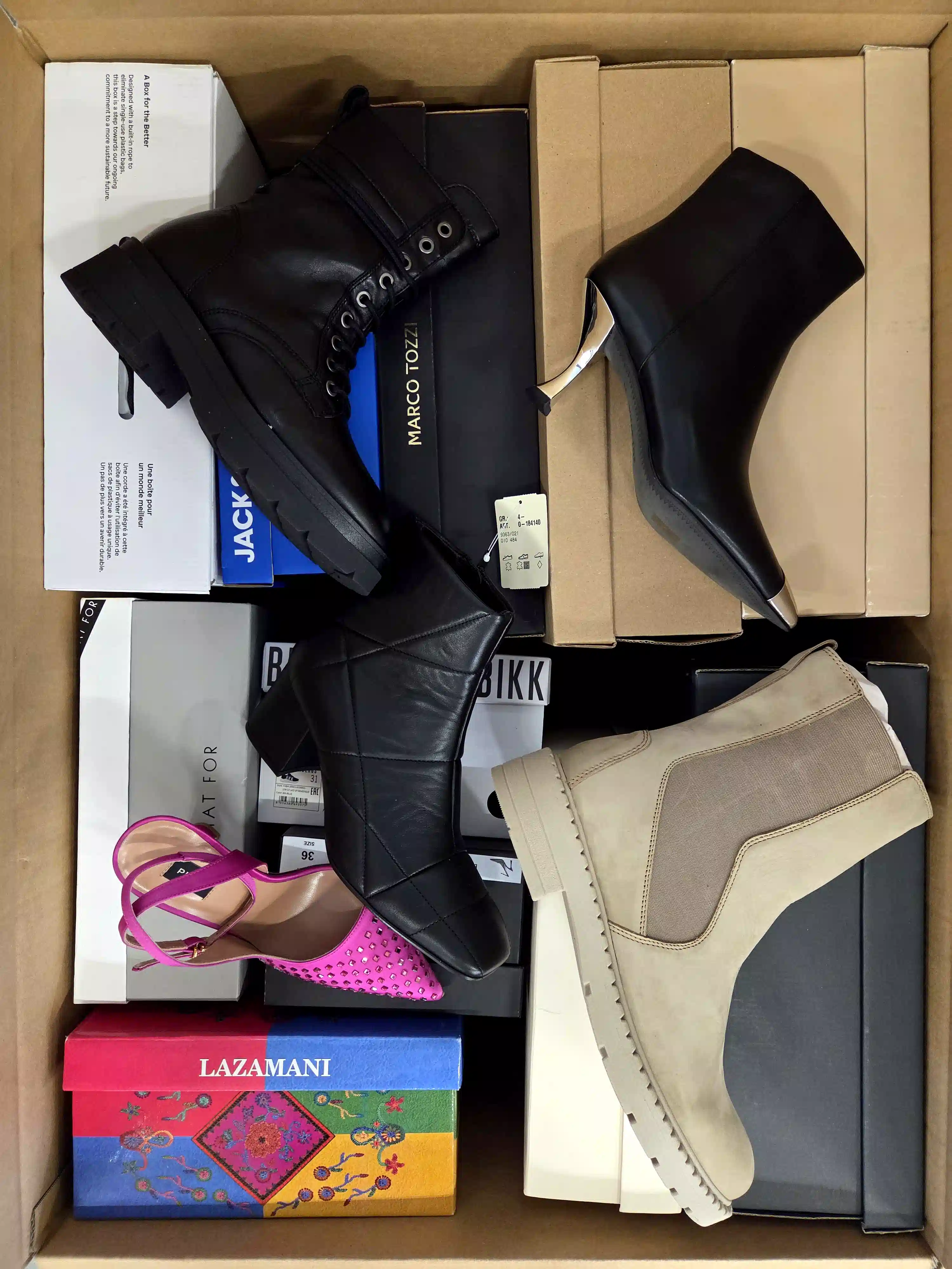 ASW109 3 The photo shows a package with footwear in the category AS.