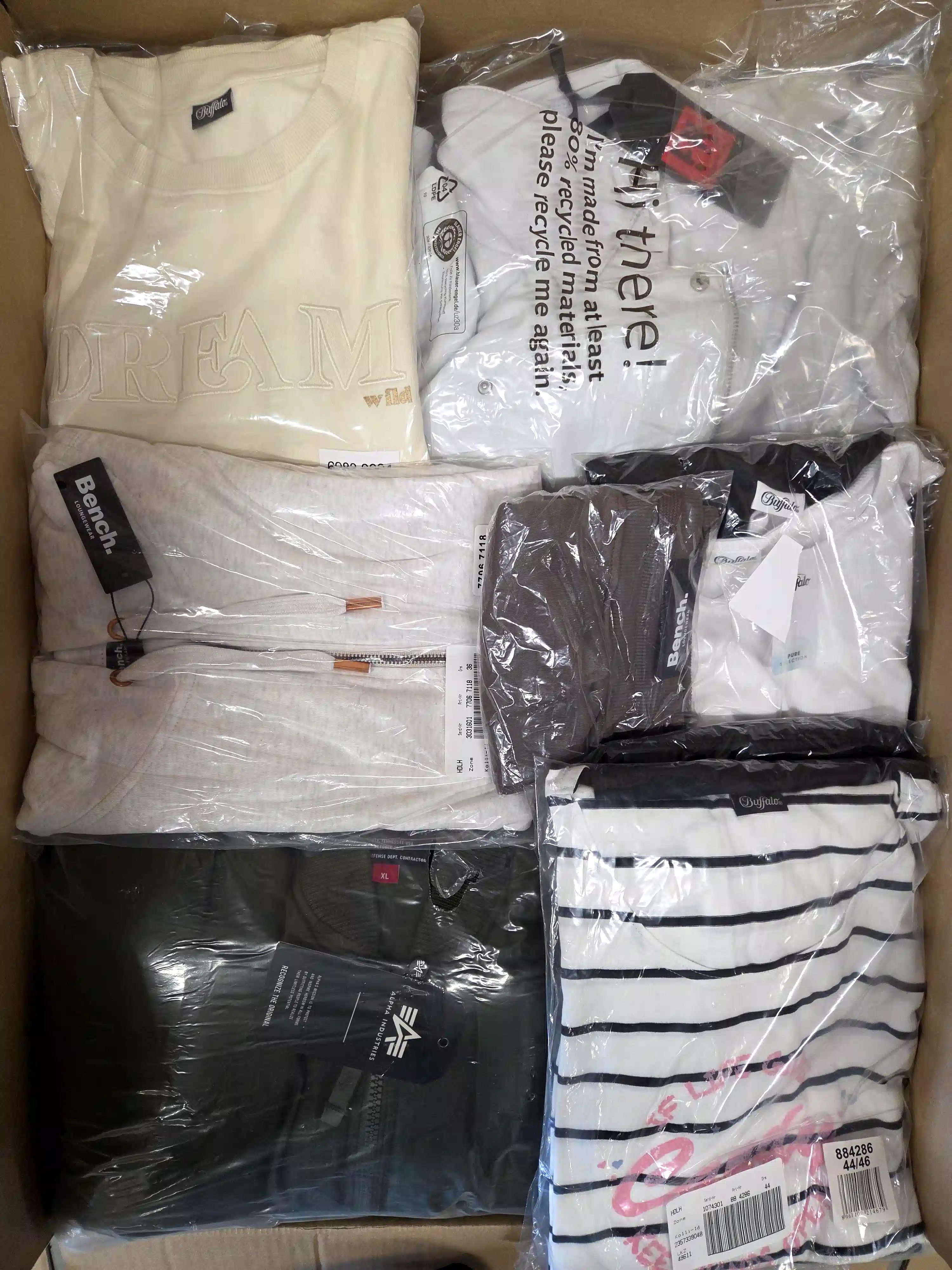BY109 3 The photo shows a package with clothing in the category B.