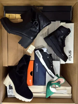 The photo shows a package with footwear in the category AS.