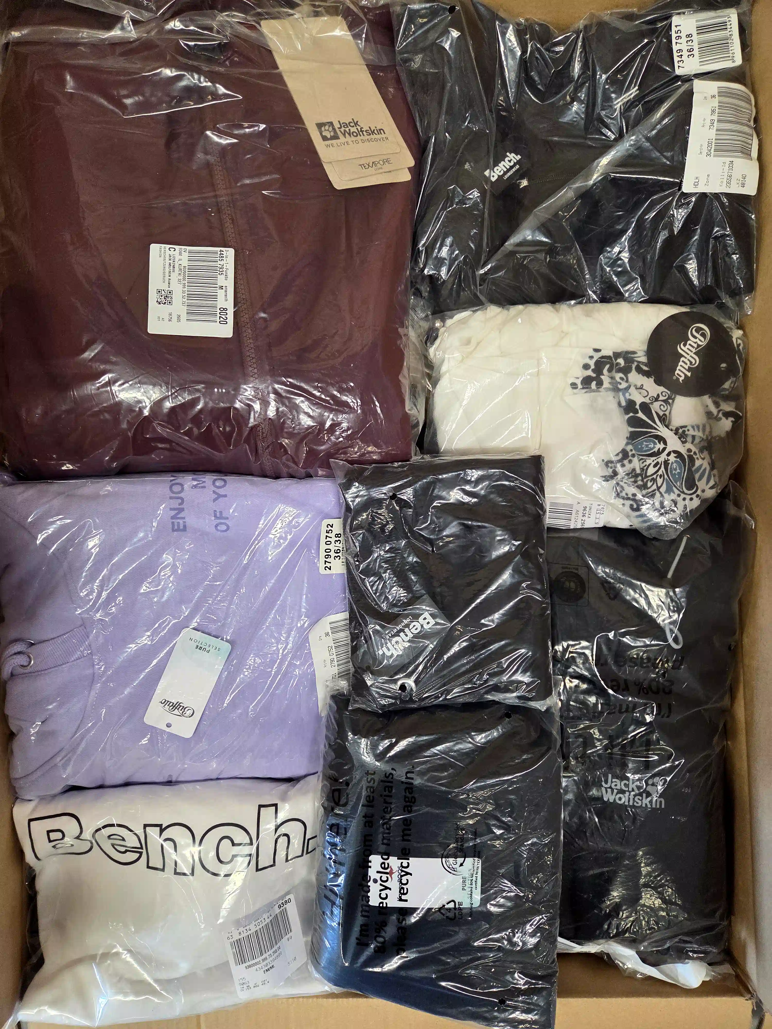 BY110 3 The photo shows a package with clothing in the category B.
