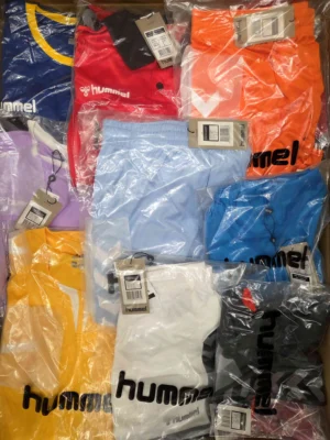 The photo shows a package with clothing in the category H.