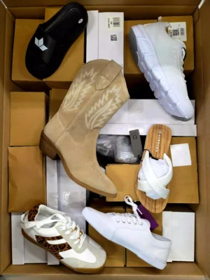 The photo shows a package with clothing in the category B.