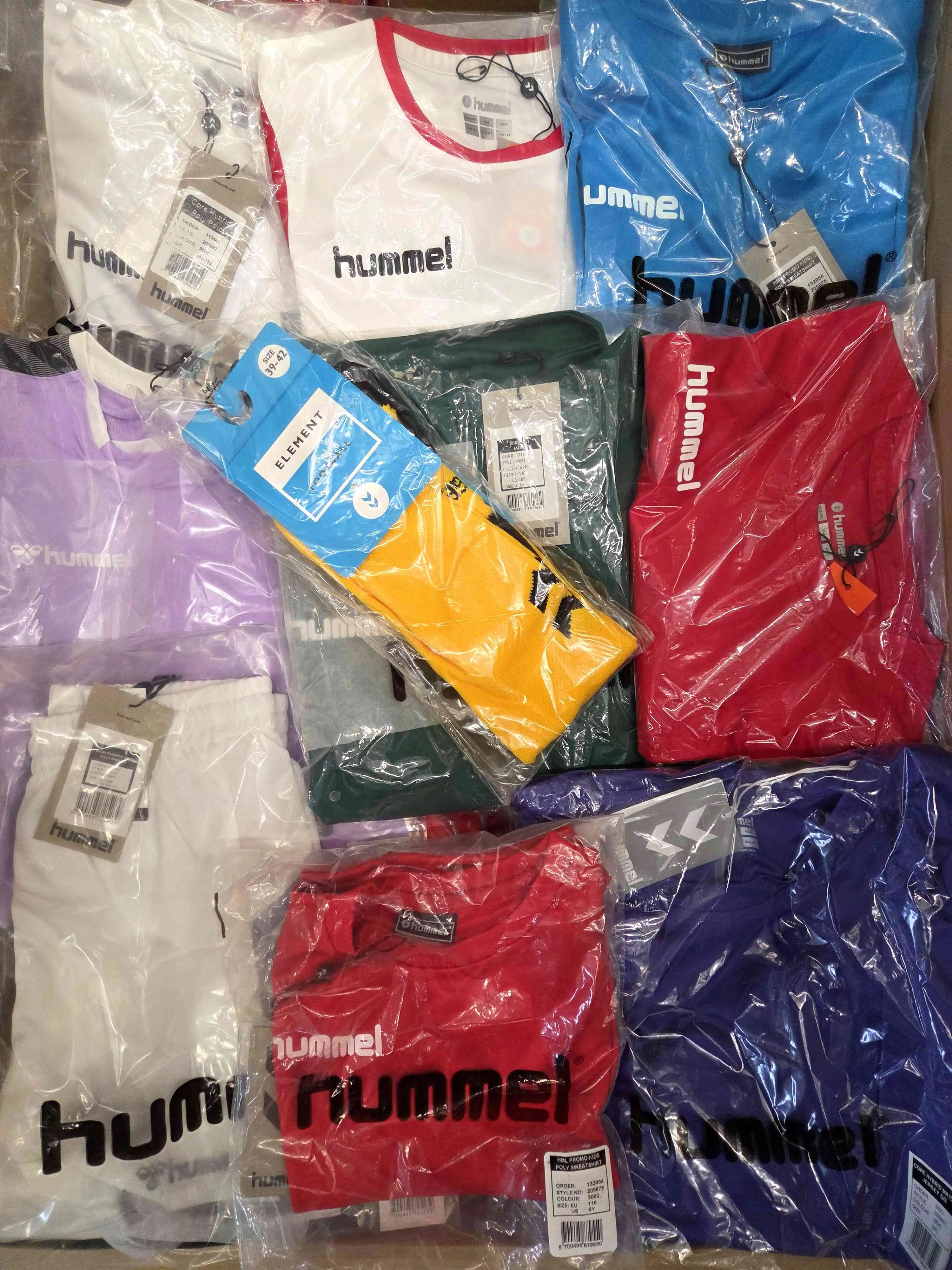 H1121 3 The photo shows a package with clothing in the category H.
