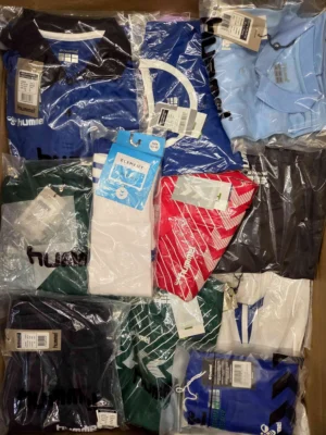 The photo shows a package with clothing in the category H.