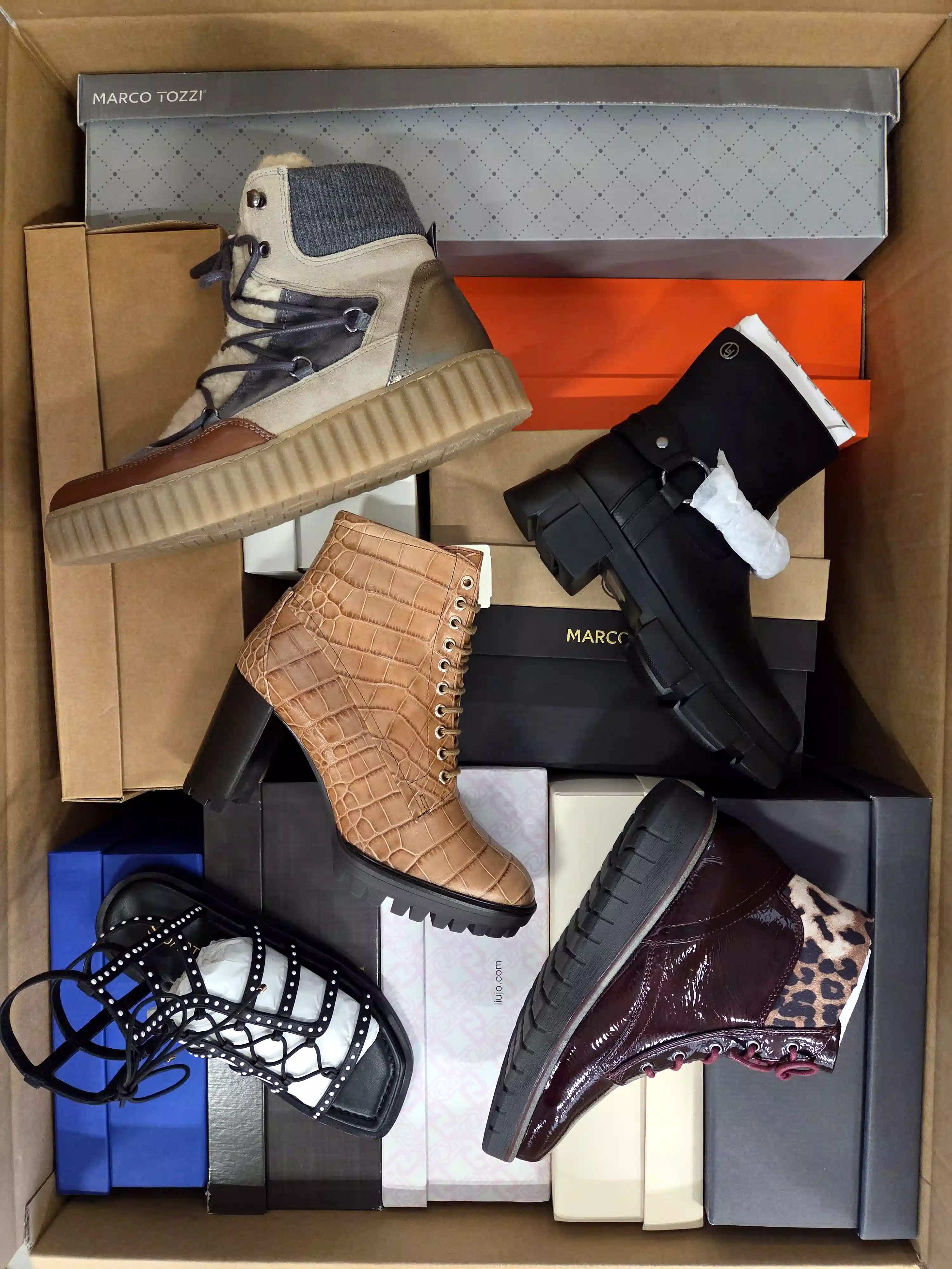 ASW112 3 The photo shows a package with footwear in the category AS.