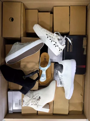 The photo shows a package with clothing in the category B.