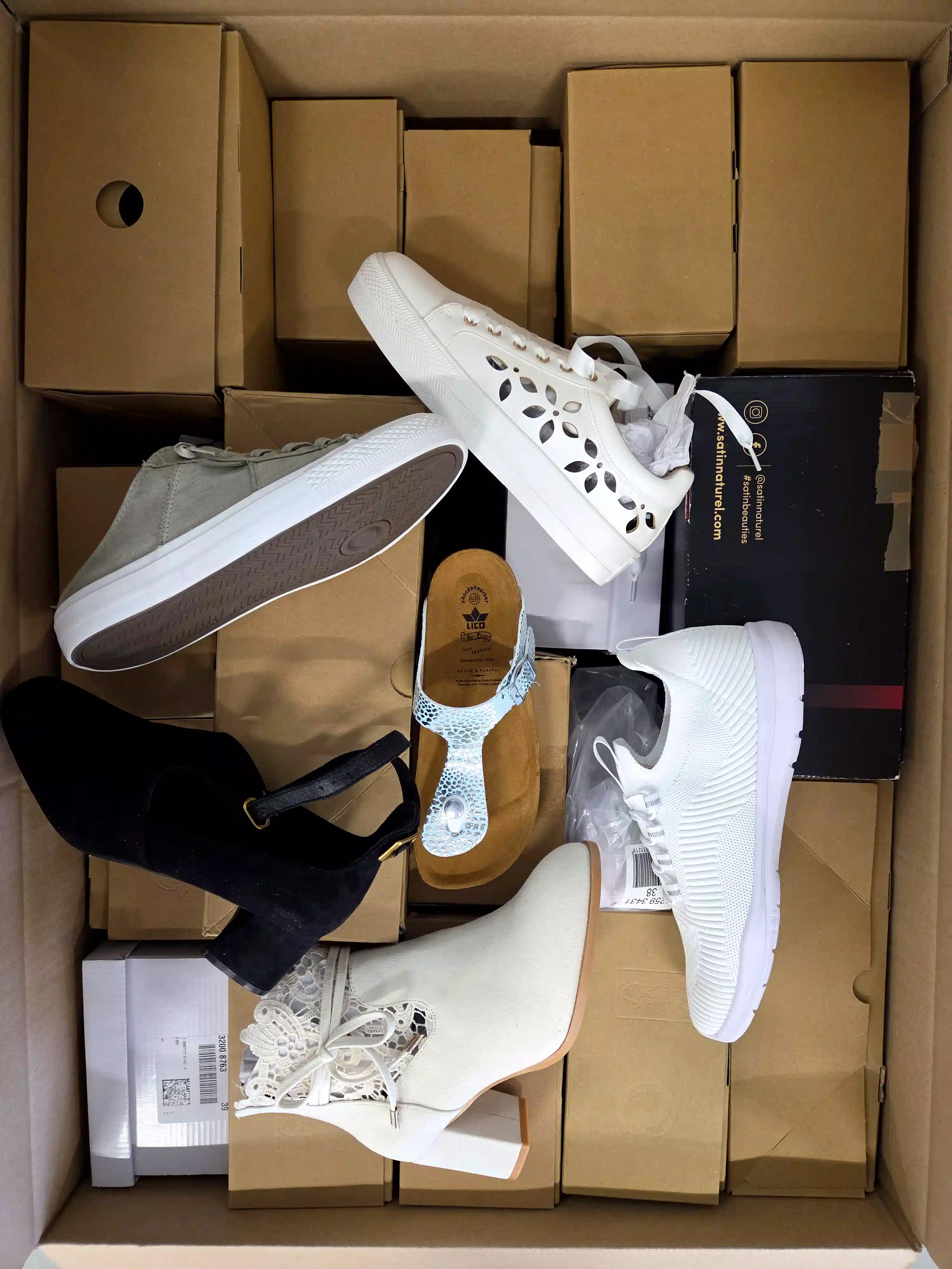 BYS112 3 The photo shows a package with clothing in the category B.