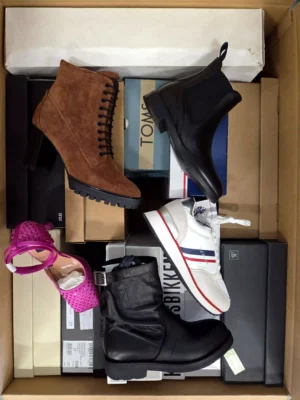 The photo shows a package with footwear in the category AS.