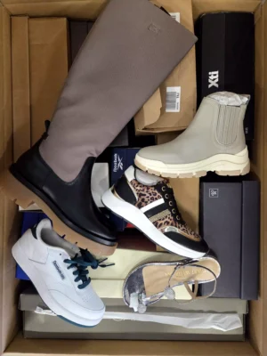 The photo shows a package with footwear in the category AS.
