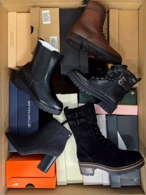 The photo shows a package with footwear in the category AS.
