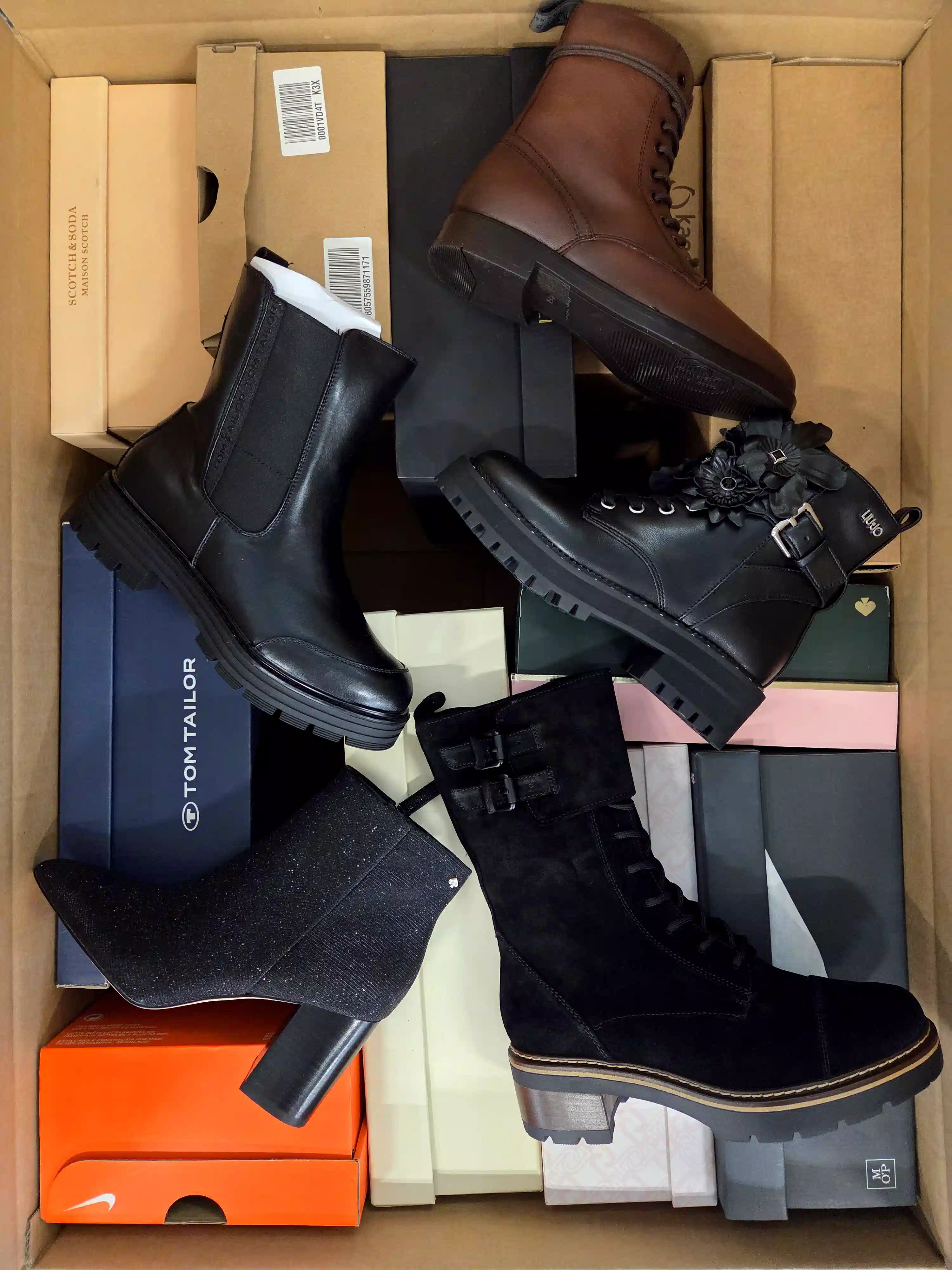 ASW117 3 The photo shows a package with footwear in the category AS.