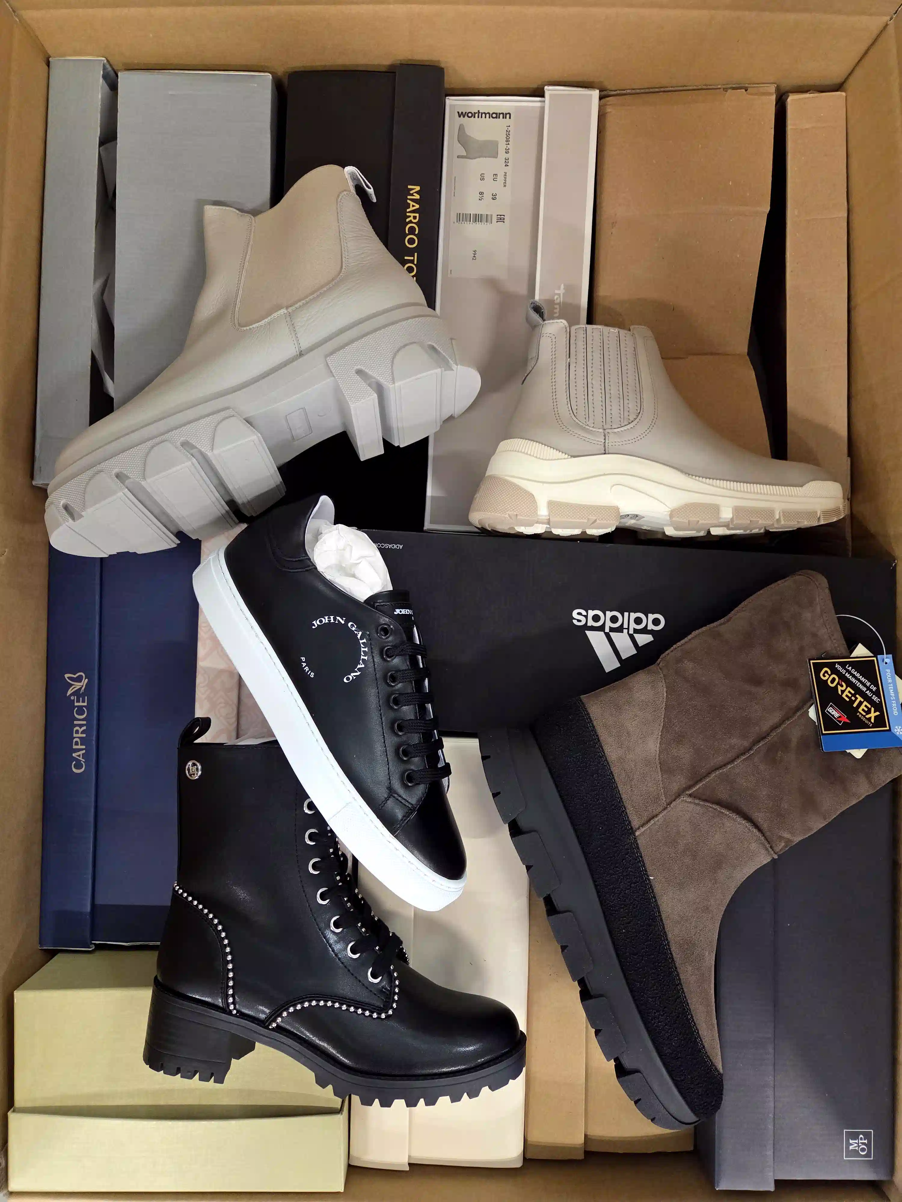 ASW118 3 The photo shows a package with footwear in the category AS.