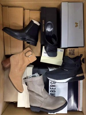 The photo shows a package with footwear in the category AS.
