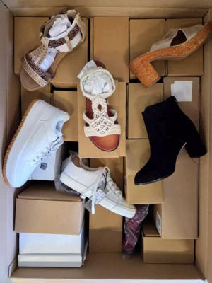 The photo shows a package with clothing in the category B.
