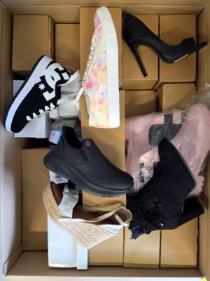 The photo shows a package with clothing in the category B.