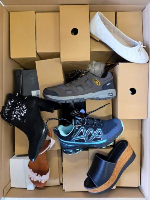 The photo shows a package with clothing in the category B.