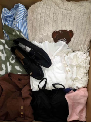 The photo shows a package with clothing in the category BSN.