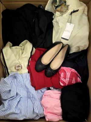 The photo shows a package with clothing in the category BSN.