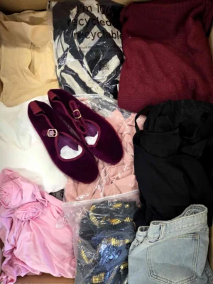 The photo shows a package with clothing in the category BSN.