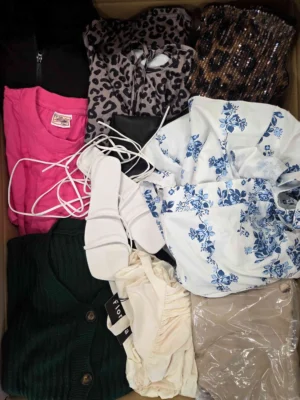 The photo shows a package with clothing in the category BSN.
