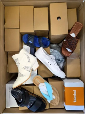 The photo shows a package with clothing in the category B.