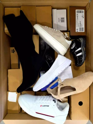 The photo shows a package with clothing in the category B.