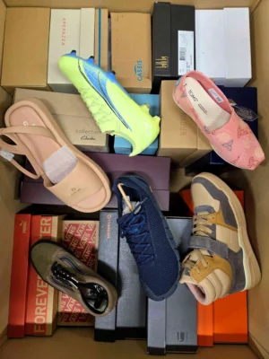 The photo shows a package with footwear in the category AS.