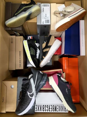 The photo shows a package with footwear in the category AS.