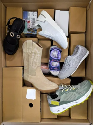The photo shows a package with clothing in the category B.