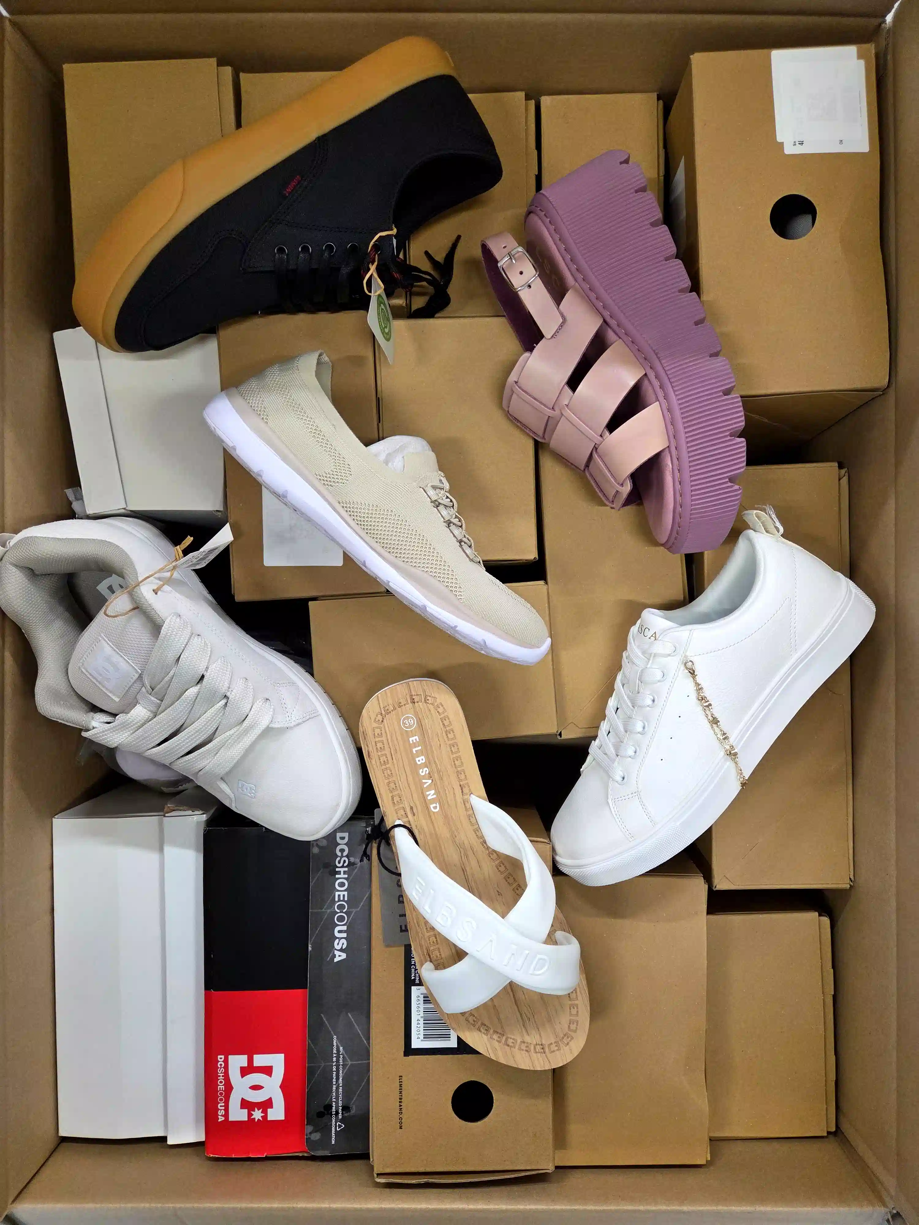BYS136 3 The photo shows a package with clothing in the category B.